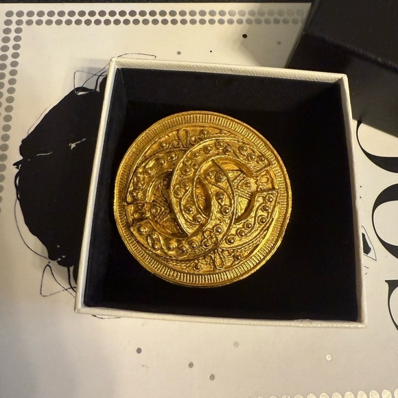 Chanel Vintage Gold Textured CC Medallion Circle Brooch - Picture 2 of 9